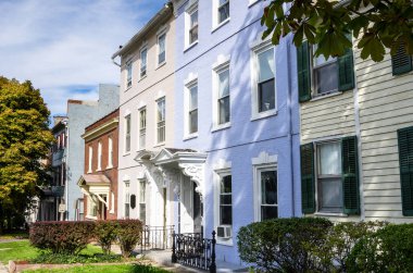 Pastel renkli geleneksel evlerden güneşli bir günde