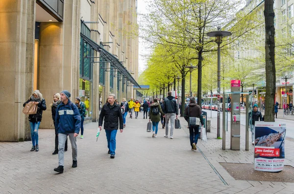 Persone che camminano sul marciapiede lungo una delle principali vie dello shopping ad Amburgo, Germania — Foto Stock