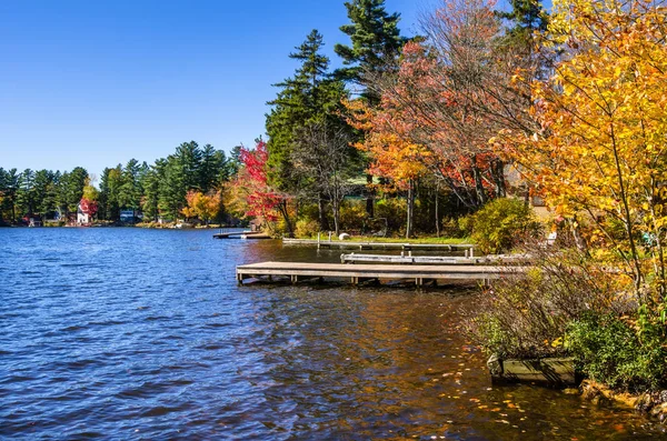 Jetties de madera vacíos en un lago de montaña en un claro día de otoño —  Fotos de Stock