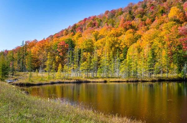 Paisagem de montanha no outono e céu azul — Fotografia de Stock