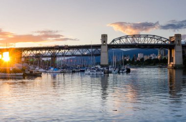 Yolu Köprüsü ve Vancouver, BC, iskelesi için gün batımında demirleyen tekneleri