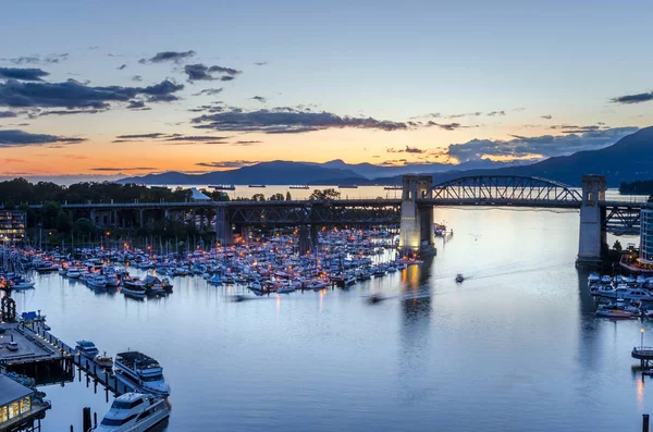 Road Bridge sobre um porto em Vancouver, BC, ao anoitecer — Fotografia de Stock