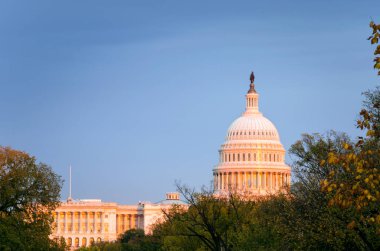 Sonbahar günbatımı Washington DC'deki Capitol Binası üzerinde