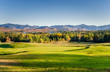 Üzerinde bir Golf Sahası dağlarda günbatımı