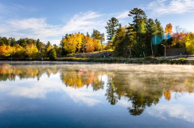Sunrise adlı bir dağ gölü çevresinde güzel sonbahar renkleri.
