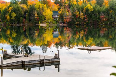 Adirondack sandalye ahşap bir iskele ve sonbahar renkleri
