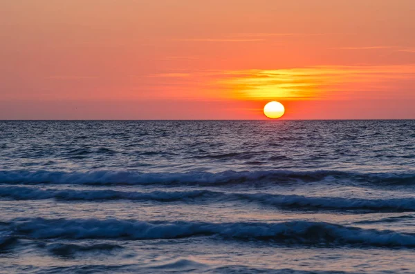 Piękny pomarańczowy zachód słońca nad morzem — Zdjęcie stockowe