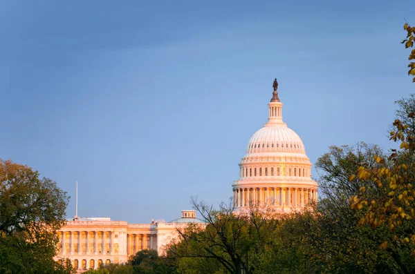 Sonbahar günbatımı Washington DC'deki Capitol Binası üzerinde