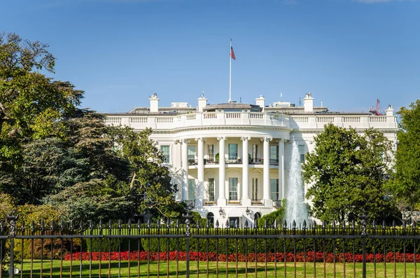 La Casa Blanca en un soleado Día de Otoño — Foto de Stock