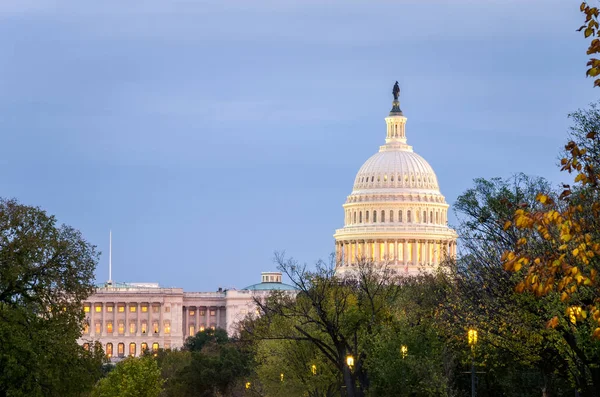 Alacakaranlıkta Washington DC'deki Capitol binasının görünümü