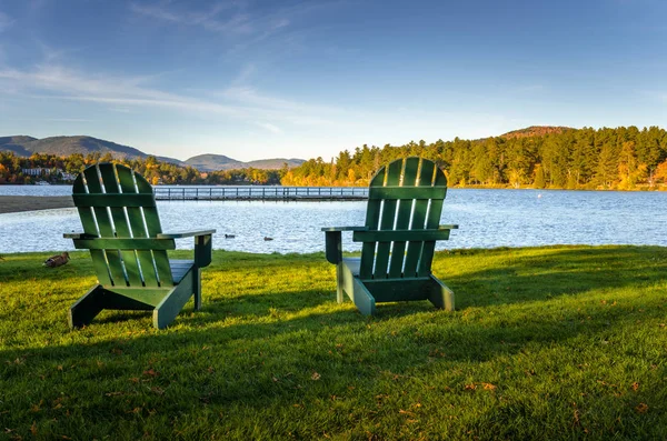Günbatımında bir göl kıyısında'nın bahçesinde Adirondack sandalyeler