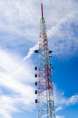 Telekomünikasyon anten ve mavi gökyüzü bulutlu