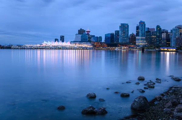 Éclairage du centre-ville de Vancouver au crépuscule — Photo