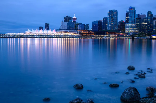 Centre-ville de Vancouver la nuit avec la baie au premier plan — Photo