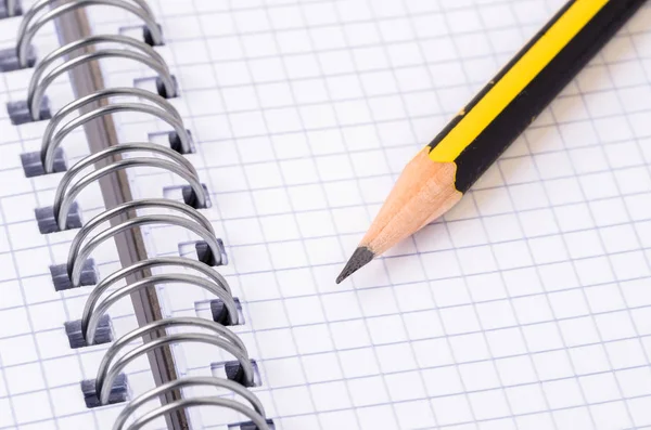 Ceruza, egy nyitott négyzet Notebook — Stock Fotó