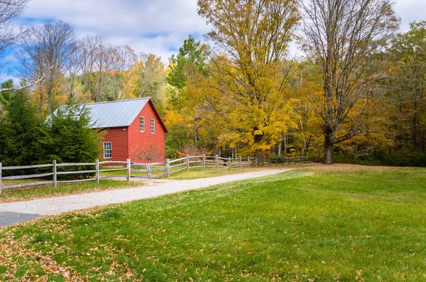 Red Building among Autumnal Trees — Stock Photo, Image