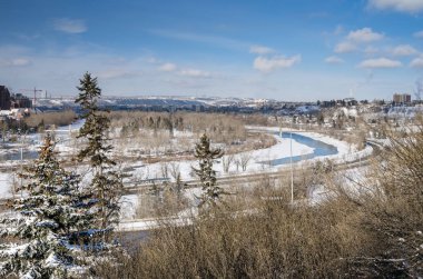 Snowy Bow Nehri Calgary ve mavi gökyüzü