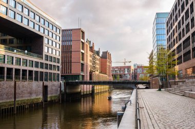 Hamburg şehir merkezi, Almanya'da bir kanal yanında tuğla binalar