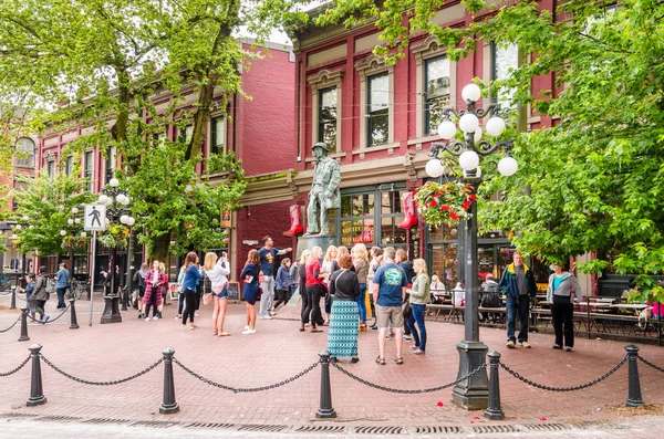 Touristes à Gastown, Vancouver un jour du printemps — Photo