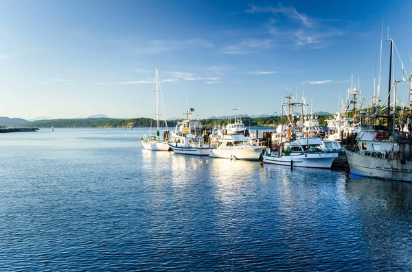 Rybářské lodě kotví k molu s nádherným Panorama v pozadí — Stock fotografie