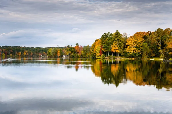 Lago en otoño bajo cielo nublado —  Fotos de Stock