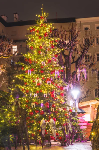 Geceleri meydanda güzel Noel ağacı — Stok fotoğraf