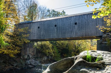 yaşlı kapalı köprü