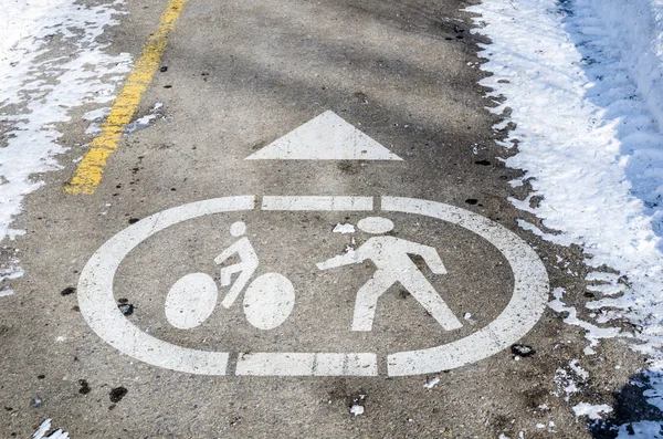 Cartel pintado en el asfalto de un peatón y carril bici — Foto de Stock