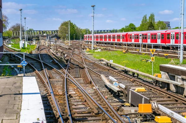 Järnvägsspår på en tågstation och blå himmel — Stockfoto