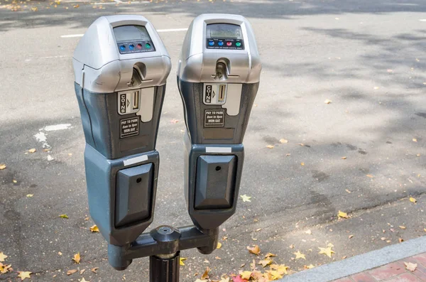 Parkir Meter di sepanjang Urban Road — Stok Foto