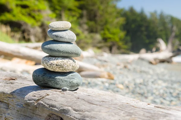 Mucchio di pietre equilibrate su una spiaggia — Foto Stock