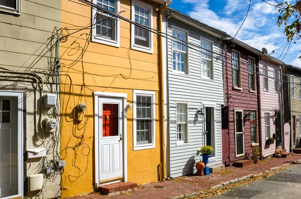 Renkli eski ahşap evler ve mavi gökyüzü