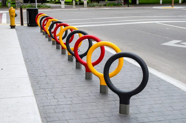 Bastidores de bicicletas de colores — Foto de Stock