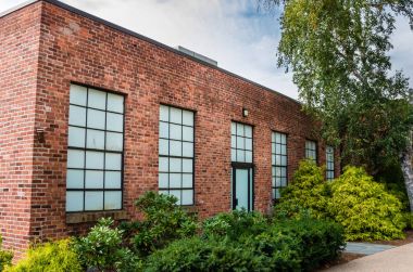 Yenilenmiş eski kırmızı tuğla depo ve bulutlu gökyüzü