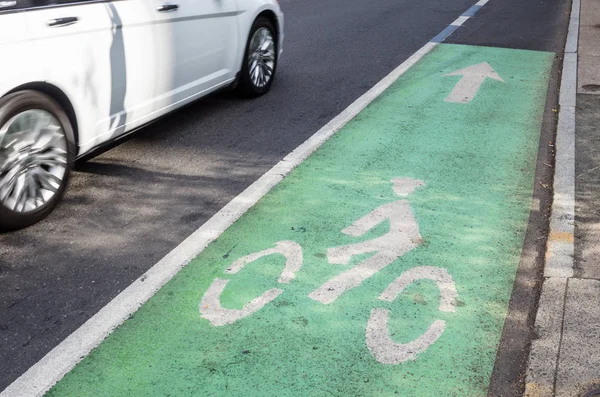 Estrecha el carril bici a lo largo de una calle ocupada — Foto de Stock