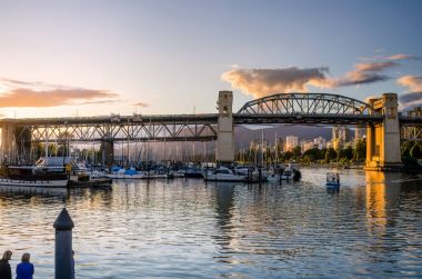 Günbatımı Burrard Köprüsü ve şehir Vncouver