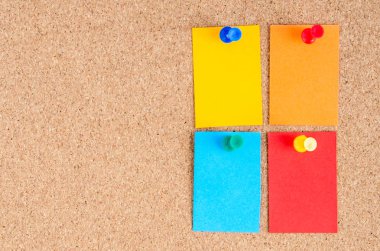 Renkli bir ilan tahtası üzerinde kağıt parçaları