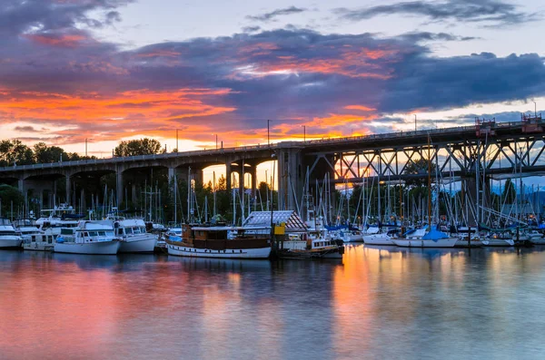 Pôr-do-sol colorido sobre um porto — Fotografia de Stock