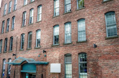 Yenilenmiş eski tuğla depo