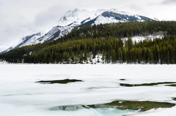 Icy Mountain Lake on a Cloudy Winter Day — Stock Photo, Image