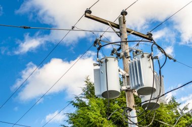 Bir kutup üst kısmında elektrik transformatörler