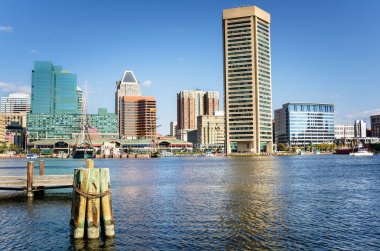 Baltimore Waterfront mavi gökyüzü altında