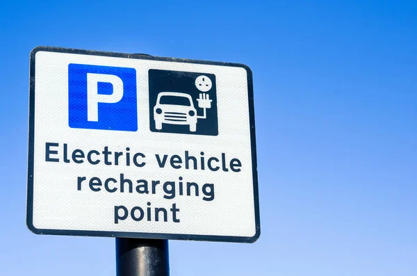 Road Sign Indicating a Recharging Point for Electric Vehicles — Stock Photo, Image