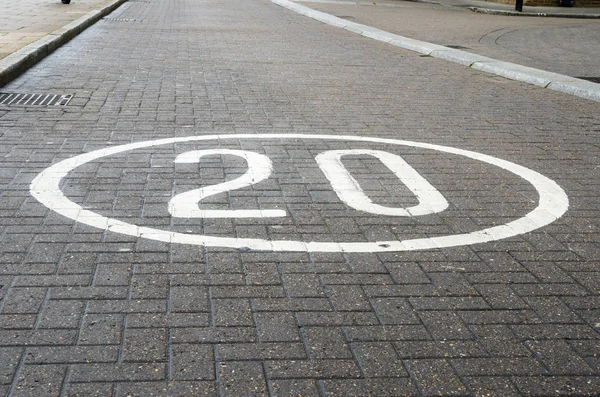 조약돌 거리에 20 mph 제한 속도 표시 — 스톡 사진