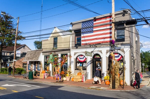 Traditionella butiker inredda för Halloween längs Talbot Street i St. Michaels, Md — Stockfoto