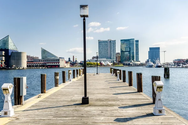 Jetty de madeira com edifícios modernos em fundo em Baltimore, MD — Fotografia de Stock