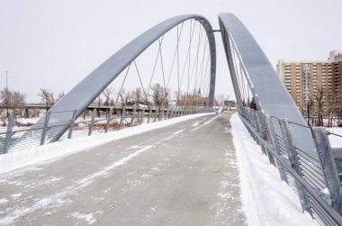 Boş yaya köprüsü Calgary, Ab, Kanada, karlı bir günde.