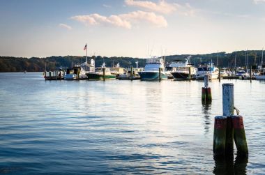 Gün batımında Connecticut Nehri boyunca bir liman yatlar