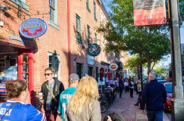 Alexandria, Va - 23 Ekim 2016: Crowed kaldırım güneşli bir sonbahar gününde tarihi binaları ve Kral Caddesi boyunca dükkan kaplı. Kral sokağım fazla 160 bağımsız perakendeciler ile eski şehir Alexandria yürünebilir bir mil.
