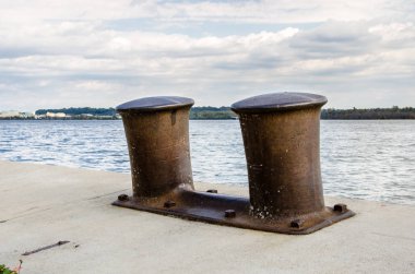 Bir sonbahar gününde Potomac Nehri'nde bir Dock üzerindeki Rusty baba. Alexandria, Va.